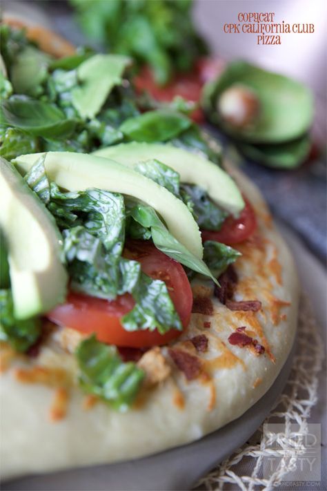 Copycat CPK California Club Pizza // Love California Pizza Kitchen, but don't love the pricetag that comes with your bill at the end of the meal? Make this favorite right at home! A delicious pizza topped with bacon, tomato, lettuce, avocados, and cheese! | Tried and Tasty @hassavocados #LoveOneToday #ad Making Guacamole, California Pizza Kitchen, California Pizza, Pizza Kitchen, Bacon Tomato, Flatbread Pizza, Pizza Pie, Club Sandwich, Pizza Pizza