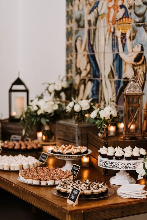 Rustic Wedding Desserts, Dessert Display Wedding, Cupcake Table, Rustic Dessert, Diy Dessert, Wedding Cake Alternatives, Dessert Table Ideas, Traditional Wedding Cake, Cupcakes Decorados