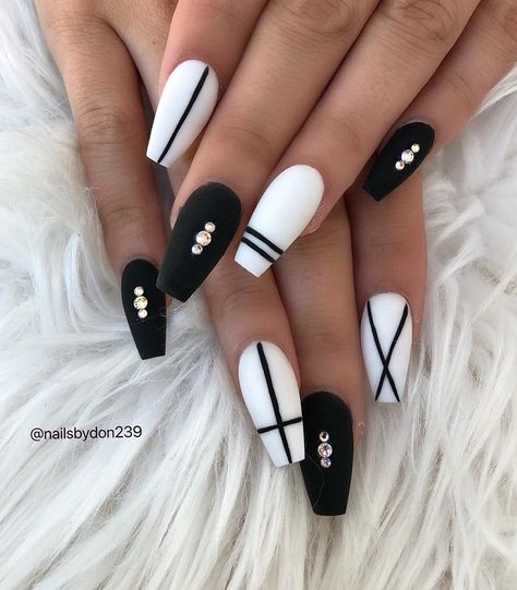 Nail art Matted Nails, Black And White Nail, Black And White Nails, Chic Nail Designs, Black Coffin Nails, Coffin Nails Matte, Matte Black Nails, Simple Acrylic Nails, White Nail Designs