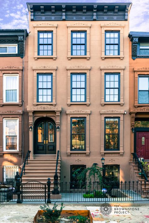 New York Apartment Exterior, Nyc Brownstone, Brownstone Homes, New York Brownstone, New York Townhouse, Townhouse Exterior, Apartments Exterior, Luxury Townhouse, Apartment Exterior