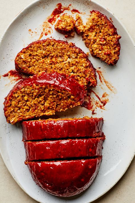 This vegan meatloaf feels decidedly old-fashioned. Made with hearty, wholesome ingredients like pinto beans and brown rice, it’s proof that simple actually is best. A few clever choices make this faux meatloaf extra appealing: Deeply caramelized mushrooms and onions are rife with umami and sweetness, while brown rice brings nubby texture, subtly evoking ground meat. The oats and beans are powerful binders, yielding a loaf that slices beautifully. Vegan Pinto Beans, Vegan Meatloaf Recipe, Beans And Brown Rice, Caramelized Mushrooms, Vegetarian Meatloaf, Dude Food, Vegan Meatloaf, Mushrooms And Onions, Pinto Bean