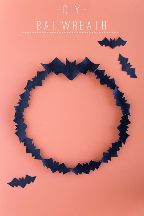 TELL: DIY HALLOWEEN BAT WREATH - Tell Love and Party Halloween Bats Diy, Bat Wreath, Bat Craft, Fairy Halloween Costumes, Adornos Halloween, Halloween Wreaths, Halloween Bat, Halloween Diy Crafts, Decoration Originale