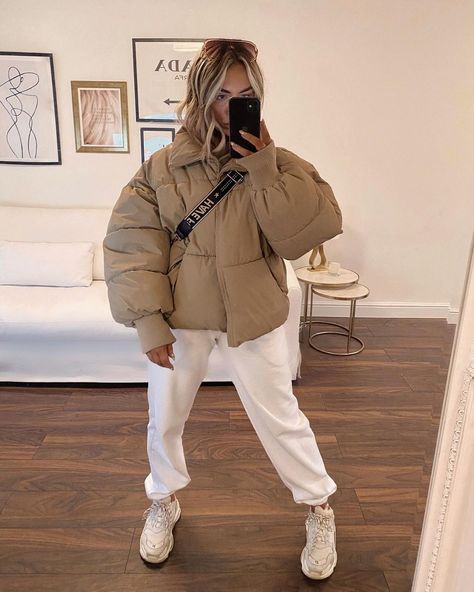 𝐎𝐋𝐈𝐕𝐈𝐀 on Instagram: “fav jacket ev 🥠🍪🤎” Winter Outfits Beige, Beige Puffer Jacket Outfit, Khaki Jacket Outfit, Beige Jacket Outfit, Puffer Coat Outfit, Cold Winter Outfits, Outfits Beige, Beige Puffer Jacket, Puffer Outfit