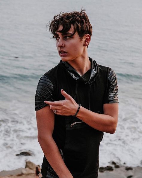 Colby Brock 🖤💖😍 Colby Cheese, Nails Quotes, Hairstyles Art, Quotes Tattoos, Education Books, Trap House, Colby Brock, Makeup Travel, Ab Workouts