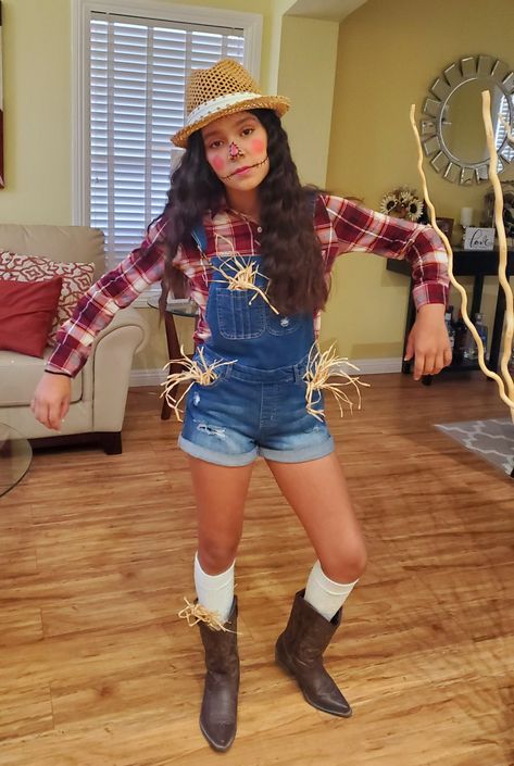 Diy Halloween Costumes Scarecrow, Teen Scarecrow Costume, Scarecrow Girl Costume, Scarecrow Cute Costume, Adult Scarecrow Costume Woman Diy, Scarecrow Costume Ideas For Women, Hot Scarecrow Costume, Scare Crow Costume Women Simple, Scarecrow Outfit Ideas