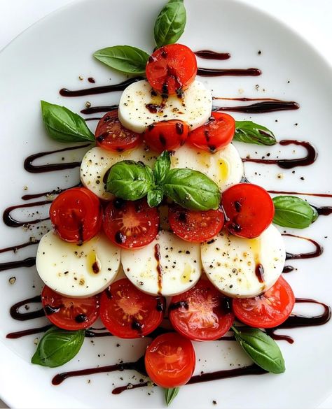 Caprese Christmas, Christmas Tree Appetizer, Tree Appetizer, Mini Mozzarella Balls, Christmas Tree Food, Amazing Food Platters, Mozzarella Balls, Tomatoes Mozzarella, Decorações Com Comidas