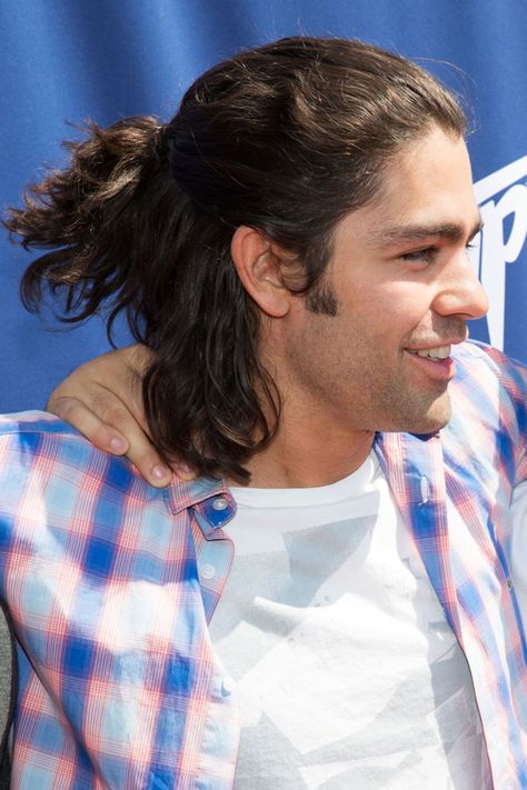 Our Anacondas Don't Want None Unless You've Got A Man Bun #refinery29 http://www.refinery29.com/celebrity-man-buns#slide4 Enjoy the rare "half-pony" mun, caught in its natural habitat (on Adrien Grenier's head). Men Half Up Half Down Hair, Man Bun Half Up Half Down, Half Bun Hairstyles Men, Half Bun Men, Half Up Half Down Men, Man Bun Curly Hair, Curly Hair Half Up Half Down, Half Bun Hairstyles, Man Bun Hairstyles