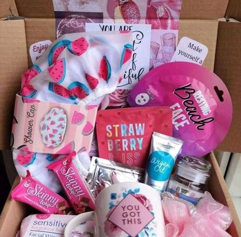 Girl Gift Baskets, Birthday Presents For Friends, Hamper Gift, Bday Gifts, Pamper Hamper, Bff Birthday Gift, Cute Gifts For Friends, Diy Birthday Gifts For Friends, Creative Birthday Gifts