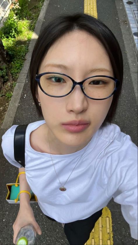 Punk Style Makeup, 90s Eyeglasses, Rectangle Glasses Aesthetic, Eye Makeup Glasses, Best Lip Color, Asian Glasses, Makeup With Glasses, Korean Glasses, 70s Glasses