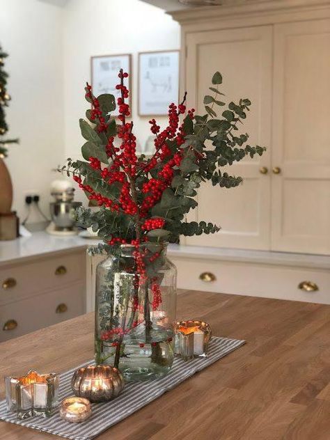 Xmas Vase Ideas, Christmas Flower Table Arrangements, Winter Flower Centerpieces For Table, Vase Christmas Ideas, Crhitsmas Ideas Decoration, Winter Floral Arrangements Home, Xmas Flower Arrangements, Crhitsmas Ideas, Christmas Vase Arrangements