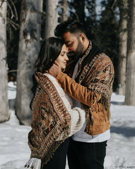 Manali Pre Wedding Shoot, Kashmir Pre Wedding Photoshoot, Prewedding Photography Manali, Kashmir Pre Wedding Outfits, Pre Wedding Photoshoot In Kashmir, Poses For Kashmir, Couple Photo Ideas In Kashmir, Photography In Kashmir, Snow Pre Wedding Shoot