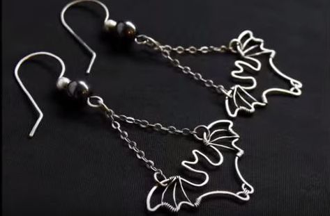 Wire Jig, Diy Wire Earrings, Silver Circle Earrings, Earrings Tutorial, Bat Earrings, Jewerly Making, Wire Jewelry Designs, Halloween Scary, Earring Ideas