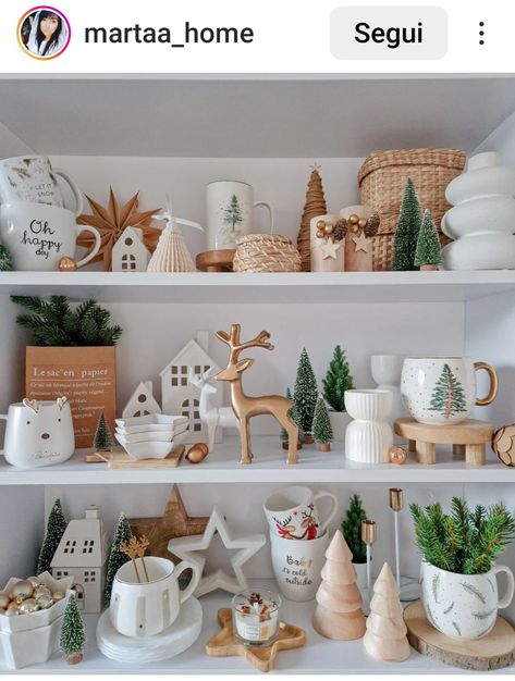 Christmas Bookshelf, Scandi Christmas, Christmas Decor Inspiration, Christmas Kitchen Decor, Christmas Themes Decorations, Christmas Inspo, Minimalist Christmas, Christmas Decorations For The Home, Boho Christmas