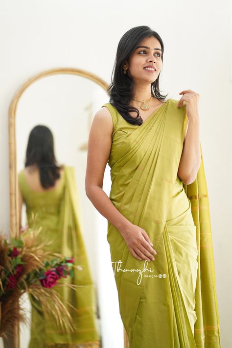 Light Green Saree, Saree Bride, South Indian Wedding Hairstyles, Cotton Saree Blouse Designs, Simple Saree Designs, Saree Blouse Neck Designs, Modern Saree, Simple Sarees, Silk Saree Blouse Designs