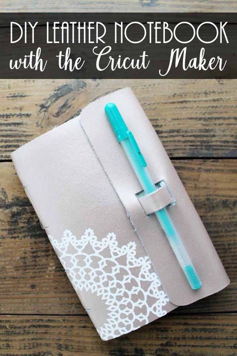 Diy En Cuir, Diy Leather Projects, Country Chic Cottage, Creative Diy Gifts, Cricut Craft Room, Diy Cricut, Cricut Tutorials, Leather Notebook, Cricut Creations