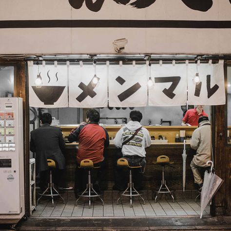 10 Things to Do in Kyoto (That Aren’t Fushimi Inari) • The Blonde Abroad Ramen Stand, Japanese Restaurant Interior, Kyoto Itinerary, Kiyomizu-dera Temple, Visit Kyoto, Ramen Restaurant, Ramen Shop, Outdoor Bath, Vegan Travel