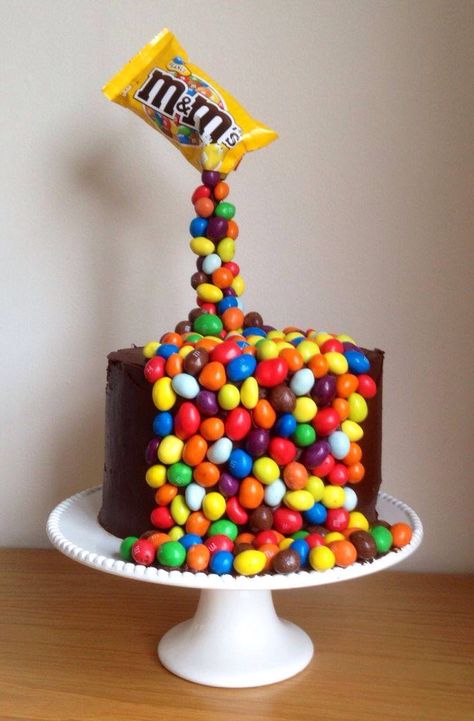 Yellow m&m Anti Gravity Cake, Torte Creative, M&m Cake, Gravity Defying Cake, Gravity Cake, Torte Cupcake, Candy Cakes, Crazy Cakes, Novelty Cakes