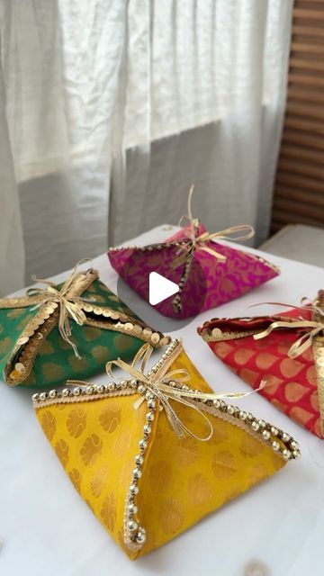 How To Pack A Purse For Gift, Indian Handmade Crafts, Dupatta Packing Ideas, Return Gifts For Marriage, Diy Shagun Envelopes, Wedding Gift Envelope Ideas, Decorative Envelopes Diy, Sari Packing Ideas For Wedding, Engagement Gift Packing Ideas