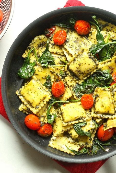 Looking for a new way to turn a bag of frozen cheese ravioli into a satisfying and healthy dinner? This easy pasta recipe calls for just five ingredients but is loaded with fresh flavors. By using grape tomatoes, prewashed spinach and prepared pesto, we eliminate all prep work, making this 15-minute Caprese-inspired ravioli the ideal weeknight meal. Frozen Ravioli Recipes, Ravioli Dinner Ideas, Cheese Ravioli Recipe, Ravioli With Spinach, Spinach And Cheese Ravioli, Pesto Ravioli, Easy Ravioli, Meal Plan Ideas, Easy Pasta Recipe