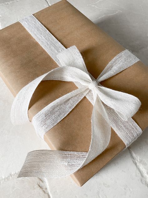 Gift Wrapping Kraft Paper, Beige Wrapping Paper, Brown Wrapping Paper Aesthetic, Brown Wrapping Paper Ideas Birthday, Brown Wrapping Paper Ideas Christmas, Neutral Gift Wrapping, Gift Wrapping Aesthetic, Minimalist Gift Wrapping, Aesthetic Gift Wrapping