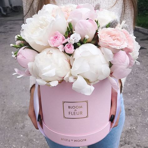 pink and white flower arrangement in hat box Rosen Box, Fragrant Candles, White Peonies, Flower Box, Deco Floral, Flower Boxes, Beautiful Blooms, Ikebana, Love Flowers