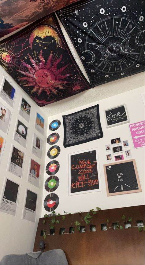 Trippy Dorm Room Ideas, Trippy House Aesthetic, Bedroom Ideas Trippy, Trippy Rooms Aesthetic, Trippy House, Room Ideas Aesthetic Trippy, Spiritual Room Decor, Aesthetic Trippy, Dorm Room Layouts