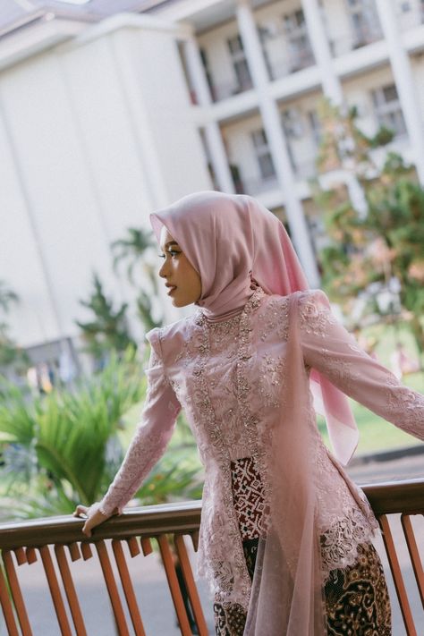 foto wisuda mengenakan kebaya Kebaya Wisuda Simple Hijab, Kebaya Muslim Wisuda, Graduation Kebaya Hijab, Kebaya Engagement Hijab, Kebaya Wisuda Simple, Kebaya Wisuda Graduation, Kebaya Wisuda Hijab, Dress Wisuda, Model Kebaya Wisuda