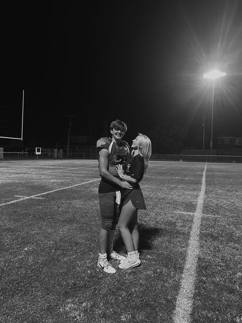 #fridaynightlights #football #coupleportrait Football Couple Pictures, Football Cheerleader Couple, Cheer Couples, Football Couple, Cute Couples Football, Football Relationship, Football Poses, Football Couples, Sports Couples