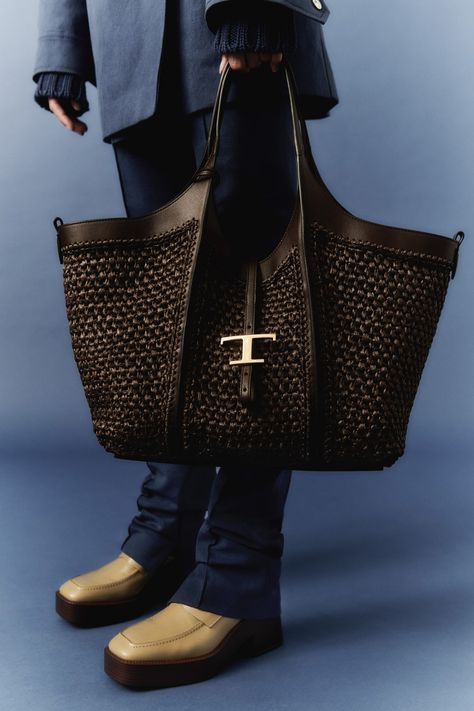 Resort 2023 Fashion, Tods Bag, My Style Bags, Resort 2023, Kelly Bag, Raffia Bag, Brown Bag, Men's Bags, 2023 Collection