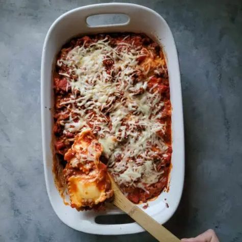 Easy 5 Ingredient Baked Cheese Ravioli - The Kitchen and a Latte Baked Cheese Ravioli, Cheese Ravioli Bake, Strip Roast Recipe, Baked Ham With Pineapple, Cheap Meal Plans, Easy Pressure Cooker Recipes, Mothers Day Dinner, Ravioli Bake, Foil Pack Meals