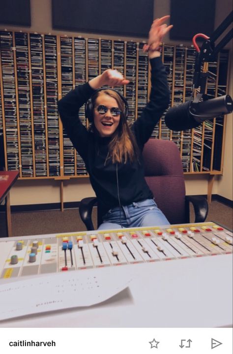 Radio Jockey Aesthetic, Reporter Aesthetic Girl, Radio Talk Show Aesthetic, College Radio Aesthetic, Radio Photoshoot, Presenting Aesthetic, Radio Show Aesthetic, Radio Presenter Aesthetic, Radio Host Aesthetic