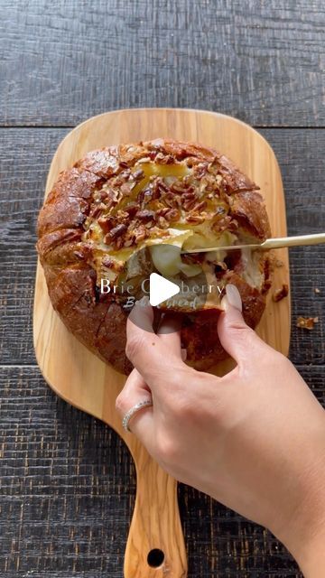 Bread Wreath, Brie Cranberry, Cranberry Baking, Raspberry Preserves, Food Appetizers, Cheesy Bread, Baked Bread, Brie Cheese, Cheesy Recipes