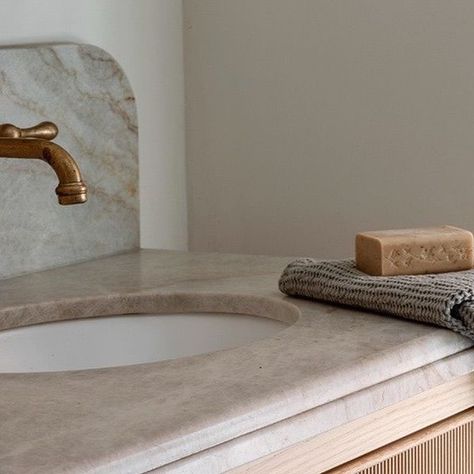 J E S S   O ' S H E A on Instagram: "Our Churchill vanity up close and personal ✨ • Custom design and detailed Versailles quartzite benchtops with @farmers Oak fluted doors and brass knobs. • @saltkbperth  @jody_darcy   #jessosheadesigns #bathroomrenovation  #bathroomenvy #perthhomes #perthhomebuilder" Quartzite Sink, Quartzite Bathroom Countertops, Bathroom Vanity Stone Backsplash, Limestone Bathroom Countertop, Travertine Sink Kitchen, Stone Front Sink, Natural Stone Bathroom, Natural Stone Sink Bowl, Vanity Backsplash