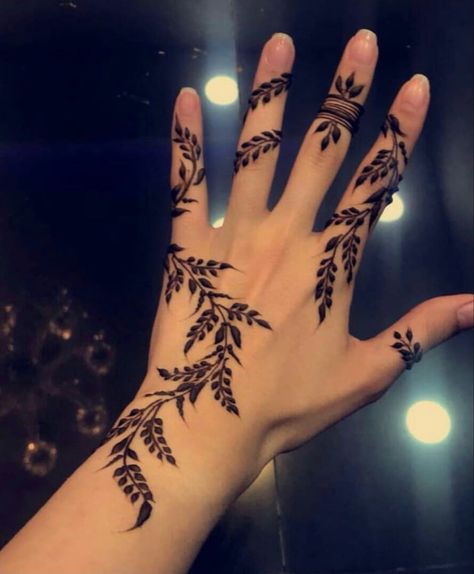 Cool Henna, Cute Henna Designs, Wrist Henna, Henna Style Tattoos, Henna Inspired Tattoos, Cute Henna, Floral Henna Designs, Henna Tattoo Hand, Henna Tattoo Designs Hand