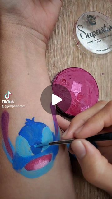 How to paint Stitch Disney Face Paint Easy, Stitch Face Paint Easy, Painting Faces Tutorial, Cartoon Face Paint, Stitch Face Paint, Kids Face Painting Easy, Disney Face Painting, Rainbow Face Paint, Face Painting Tips