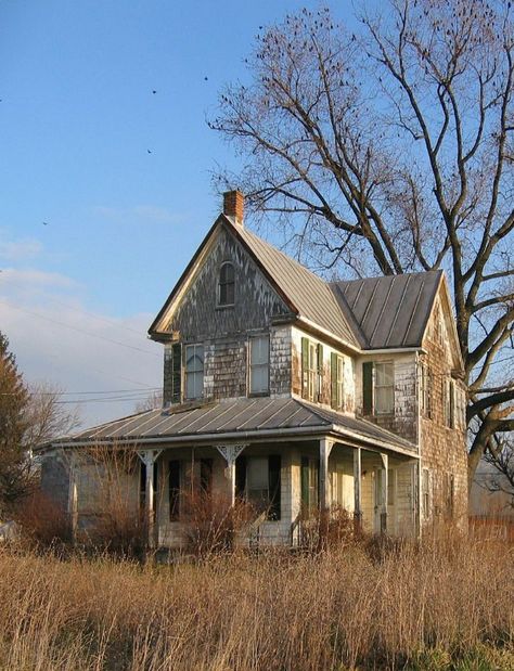 Bet Was Pretty In Her Days...Old Farm House Residence Architecture, Old Abandoned Buildings, Old Abandoned Houses, Abandoned House, Abandoned Mansions, Old Farm Houses, Haunted Places, Old Barns, Old Farm