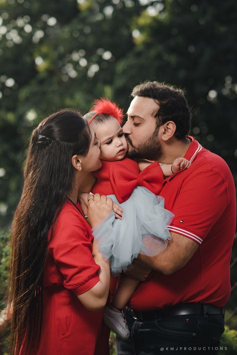 1st Birthday Photoshoot Indian, Rice Ceremony Photoshoot Idea, 1 St Birthday Photoshoot, Rice Ceremony Photoshoot, Annaprashan Photoshoot, Couple Poses With Baby, Baby Parents Photoshoot, 1 Birthday Photoshoot Ideas, Baby Shoot Outdoor