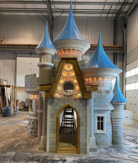 Castle Playhouse, Deco Disney, Kids Castle, Stay In A Castle, Cool Tree Houses, Playhouse Outdoor, Disney Food Blog, Disney Home, A Castle