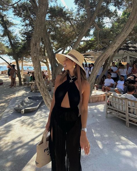 La Isla always muy Bonita | Instagram Straw Hat Outfit Summer, Minimalstyle Outfit, Straw Hat Outfit, Minimal Fashion Style Woman, Straw Hats Outfit, Hat Outfit Summer, Neutral Color Outfits, Board Outfit, Straw Boater Hat