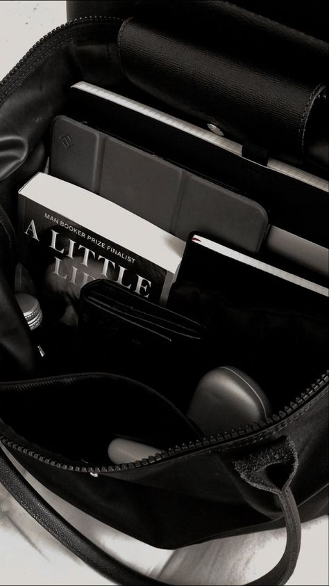 Everyday Bag Essentials, School Bag Essentials, Inside My Bag, What In My Bag, Study Motivation Inspiration, Bags Aesthetic, Black And White Aesthetic, School Essentials, School Motivation