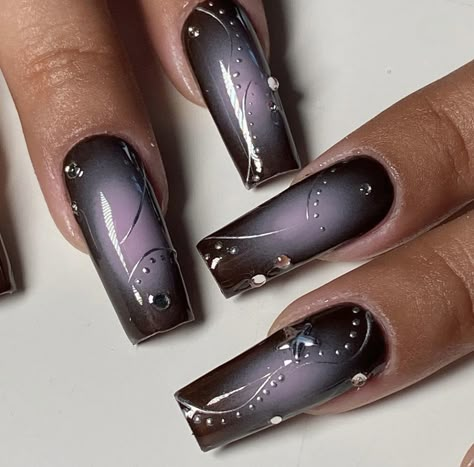 Dark Purple Aura Nails, Dark Purple Y2k Nails, Purple Grunge Nails, Dark Y2k Nails, Dark Purple Chrome Nails, Aura Nails With Chrome, Dark Purple And Black Nails, Dark Purple Nail Art, Dark Aura Nails