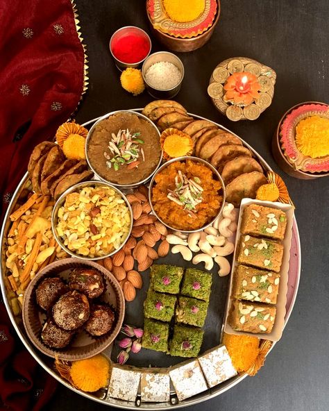 Indian Food Party, Snacks Platter, Snacks Indian, Sweets Photography, Diwali Sweets Recipe, Diwali Snacks, Diwali Sweets, Snack Platter, Appetizer Platters