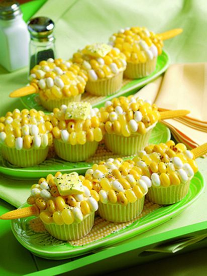 14 cupcakes disguised as other foods- corn on the cob cupcakes with jelly beans as kernels! Cupcakes Bonitos, Corn Cupcakes, Easy Potluck Recipes, Deco Cupcake, Summer Cupcakes, Torte Cupcake, Egg Cartons, Creative Cupcakes, Wedding Dessert