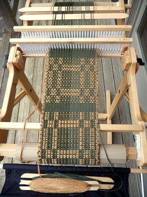 FarmNana's Fiber Frenzy: Rigid Heddle Summer Winter Weave!  Double weave project on the rigid heddle. Heddle Loom Weaving, Rigid Heddle Weaving Patterns, Wooden Arbor, Finger Weaving, Rigid Heddle Loom, Pick Up Sticks, Weaving Loom Projects, Rigid Heddle Weaving, Inkle Loom