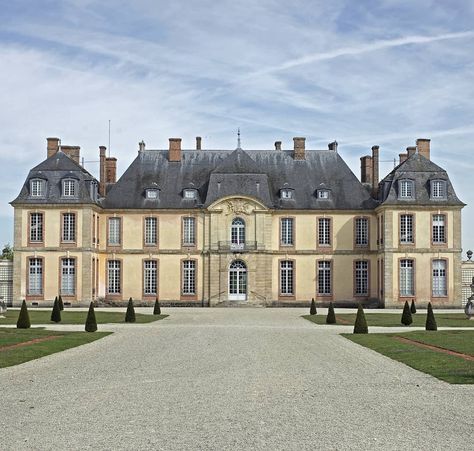 RUPERT DIXON on Instagram: “The elegant sandstone and brick exterior of the Château de La Motte-Tilly that sits in a park of nearly 150 acres.” Sandstone Castle, Chateau House, Manor Homes, Minecraft Mansion, Castle Home, Brick Exterior, English Manor, Mansions Homes, Stately Home