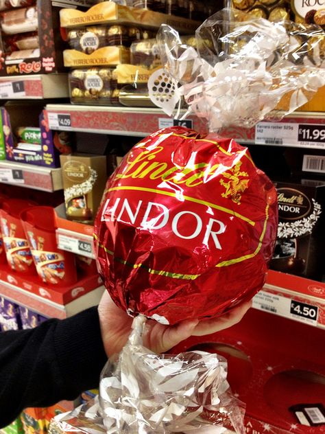 Giant Lindor Lindt Chocolate Aesthetic, Lindor Chocolate, Giant Ferrero Rocher, Lindor Dark Chocolate, Lindt Lindor, Dairy Milk Chocolate, Giant Chocolate, Lindt Chocolate, Giant Food