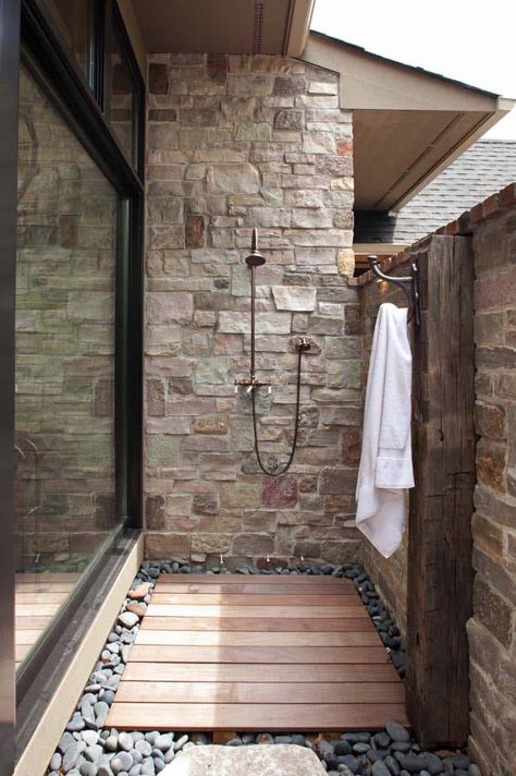 45 Stunning outdoor showers that will leave you invigorated Shower Stalls, Farmhouse Bathroom Remodel, Outdoor Bathroom Design, Bad Inspiration, Modern Farmhouse Bathroom, Bathroom Plants, Outdoor Bathrooms, Rustic Bathrooms, Have Inspiration