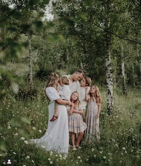 Spring Family Pictures, Flower Photoshoot, Family Picture Poses, Spring Family, Photographs Ideas, Winter Photo, Moon Photography, Family Posing, Summer Family