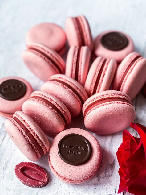 Italian Meringue Macarons Shells - Everything Marina Strawberry Ganache Recipe, Italian Macarons, Baileys Drinks, French Meringue, Baileys Coffee, Easy Lemon Curd, Lemon Curd Recipe, Pavlova Recipe, Ganache Recipe