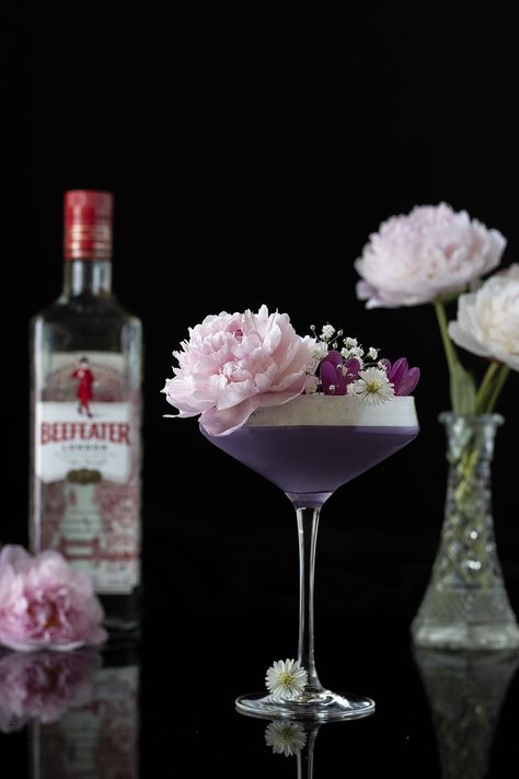 Ultimate Guide to Edible Flowers for Cocktails - Moody Mixologist Cocktails Recipes Videos, Violet Liqueur, Tall Purple Flowers, Limoncello Cocktails, Grapefruit Bitters, Gin Sour, Types Of Cocktails, Drink Garnishing, Cocktails Recipes